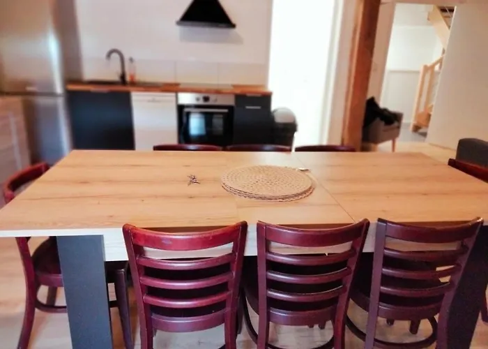Appartement 3 Chambres Renove Et Spacieux, Entierement Meuble